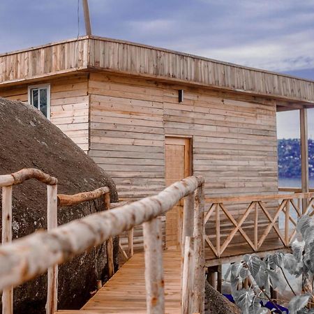 Single Cabin With Lake View Мванза Екстер'єр фото